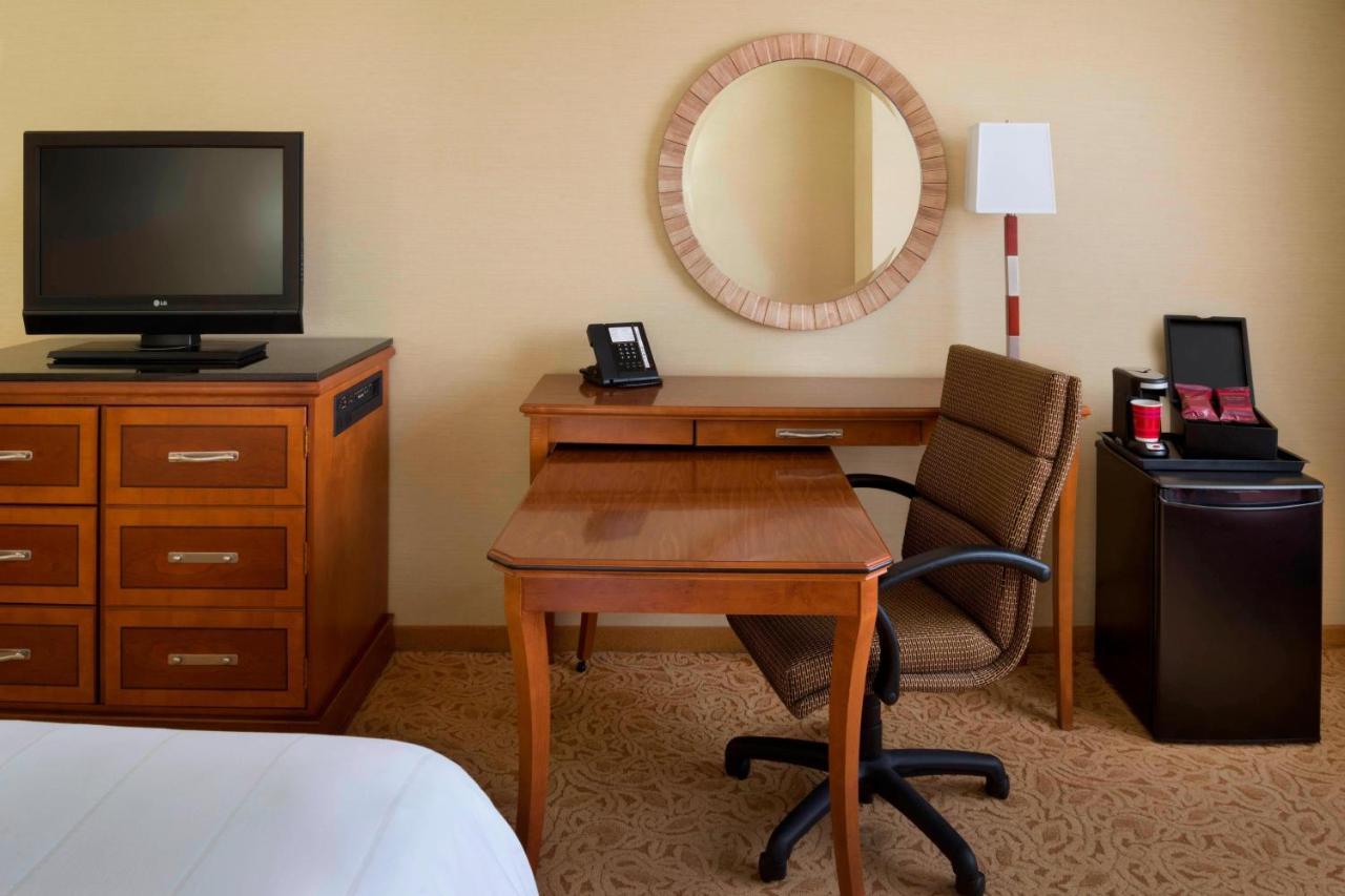 Toronto Airport Marriott Hotel Bagian luar foto
