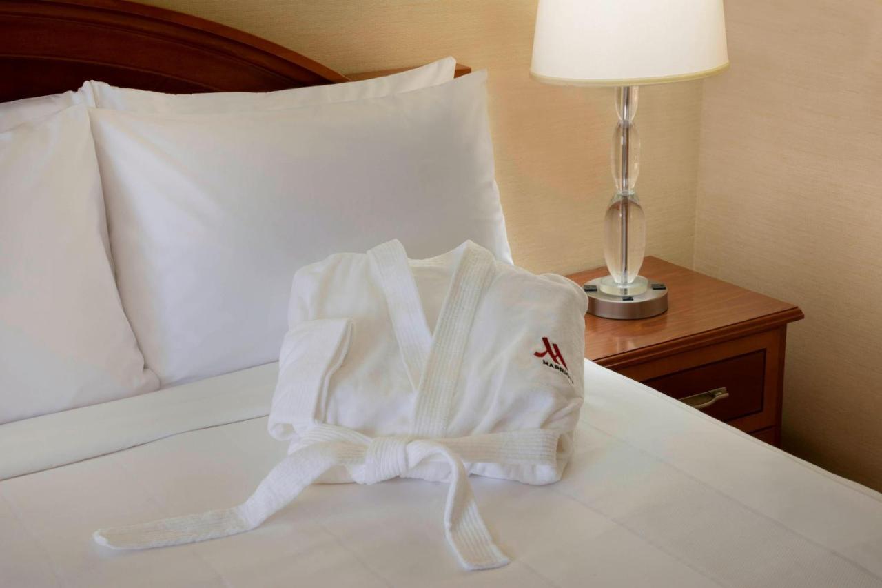 Toronto Airport Marriott Hotel Bagian luar foto
