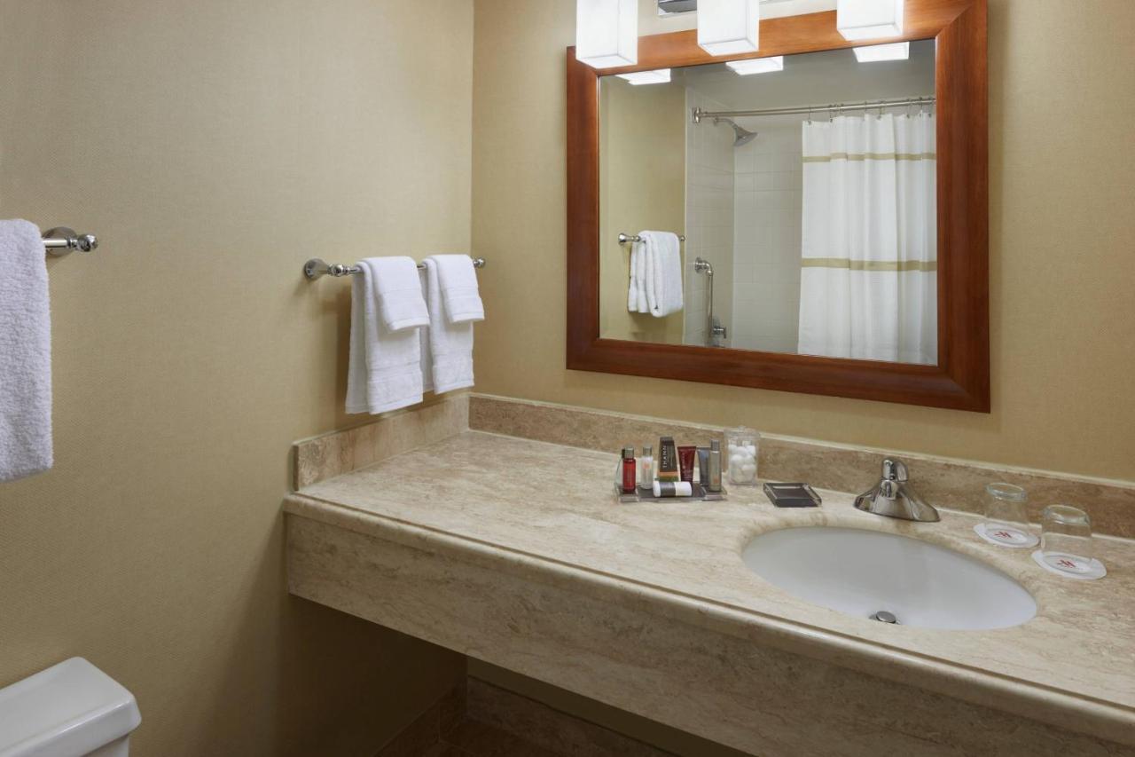 Toronto Airport Marriott Hotel Bagian luar foto